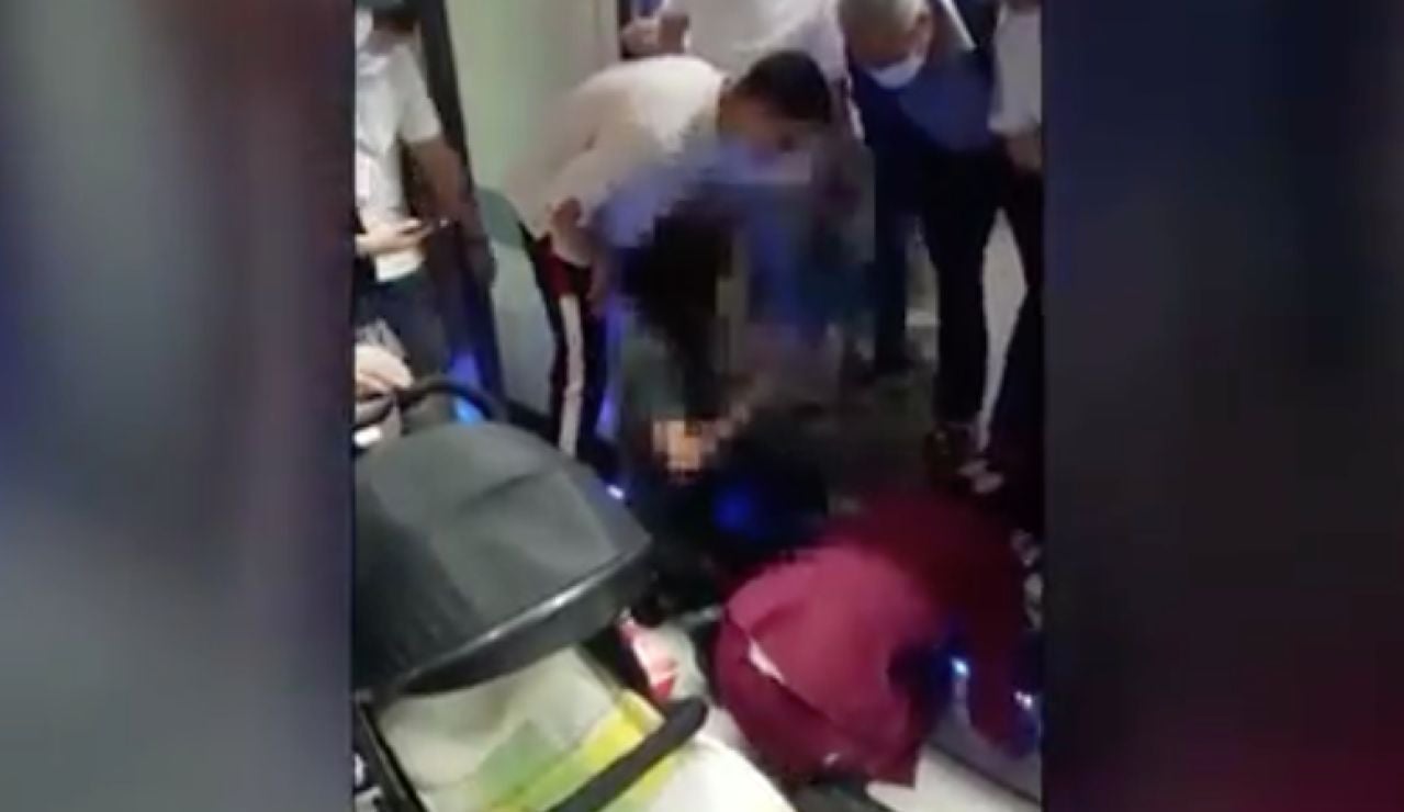 Rescate de un bebé en el metro de China Rescate de un bebé en el metro de China