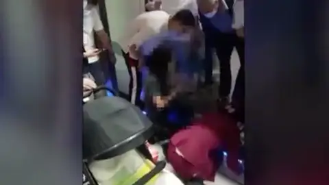 Rescate de un bebé en el metro de China Rescate de un bebé en el metro de China