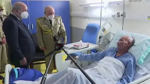 El presidente de Argelia visita en el hospital a Brahim Gali a su llegada a Argel procedente de España El presidente de Argelia visita en el hospital a Brahim Gali a su llegada a Argel procedente de España