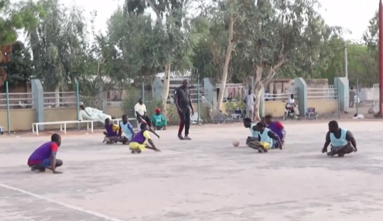 Un grupo de nigerianos discapacitados juegan al fútbol en monopatines Un grupo de nigerianos discapacitados juegan al fútbol en monopatines