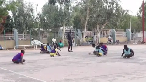 Un grupo de nigerianos discapacitados juegan al fútbol en monopatines Un grupo de nigerianos discapacitados juegan al fútbol en monopatines