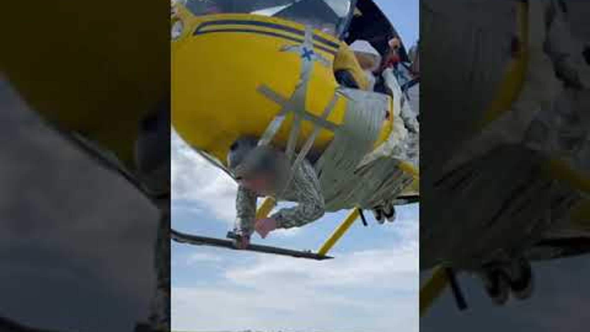 Un 'youtuber' ruso ata a un hombre a un helicóptero con cinta de embalaje para realizar un sobrevuelo