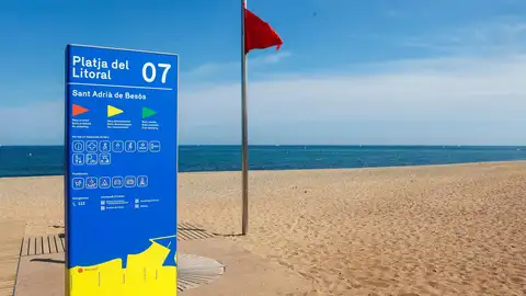 Cierran la playa de Sant Adrià de Besòs por presencia de elementos cancerígenos Cierran la playa de Sant Adrià de Besòs por presencia de elementos cancerígenos