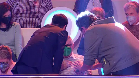 Arturo Valls para ‘¡Ahora caigo!’ ante la urgencia de un espectador del público Arturo Valls para ‘¡Ahora caigo!’ ante la urgencia de un espectador del público