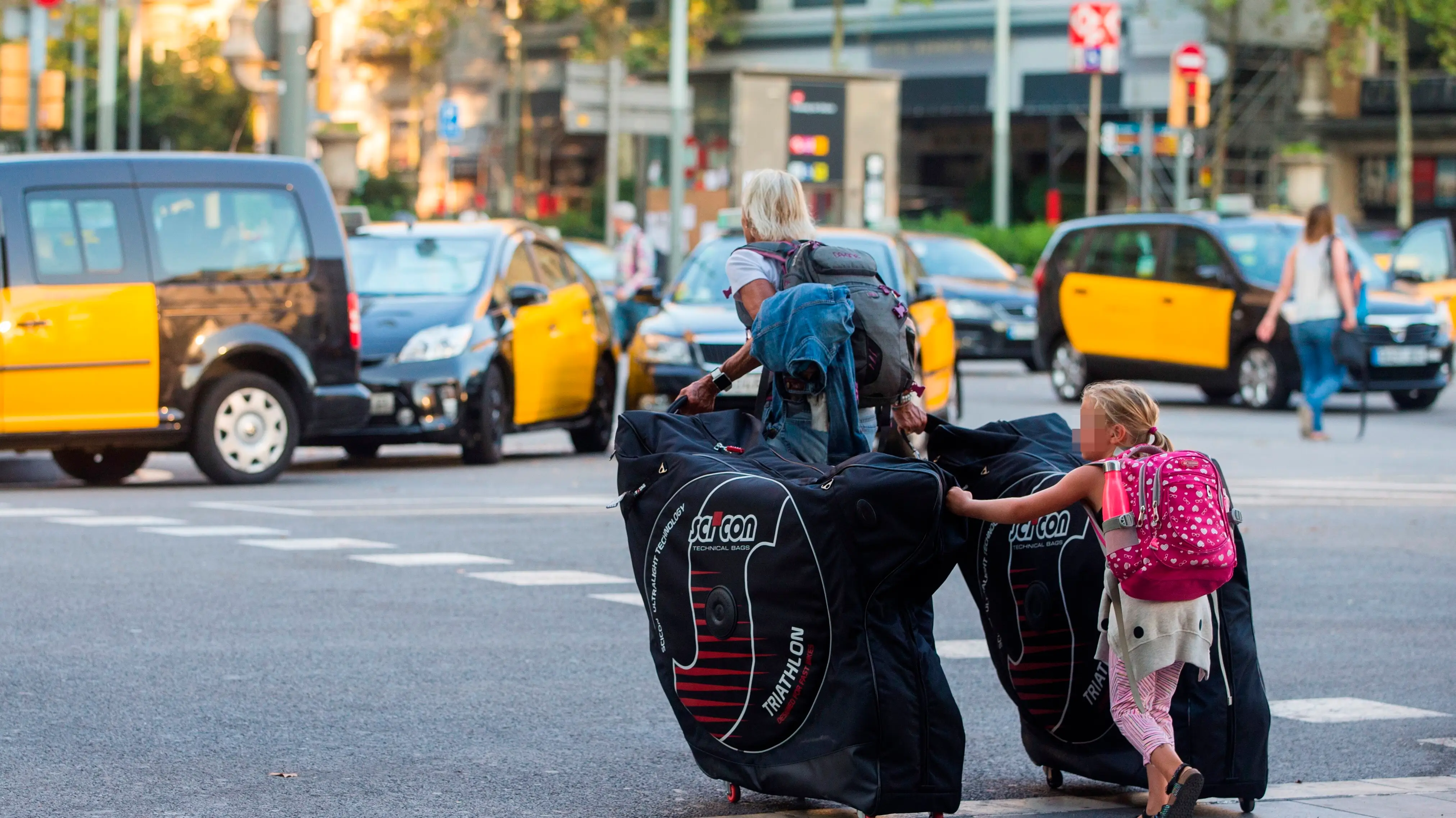 Unos turistas llevan sus maletas por las calles de Barcelona Unos turistas llevan sus maletas por las calles de Barcelona