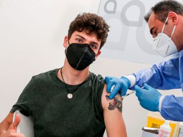 Un joven recibe la vacuna del coronavirus en Italia