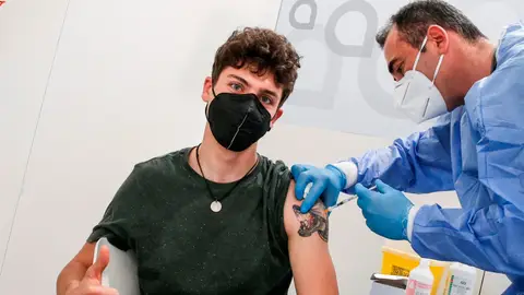 Un joven recibe la vacuna del coronavirus en Italia Coronavirus