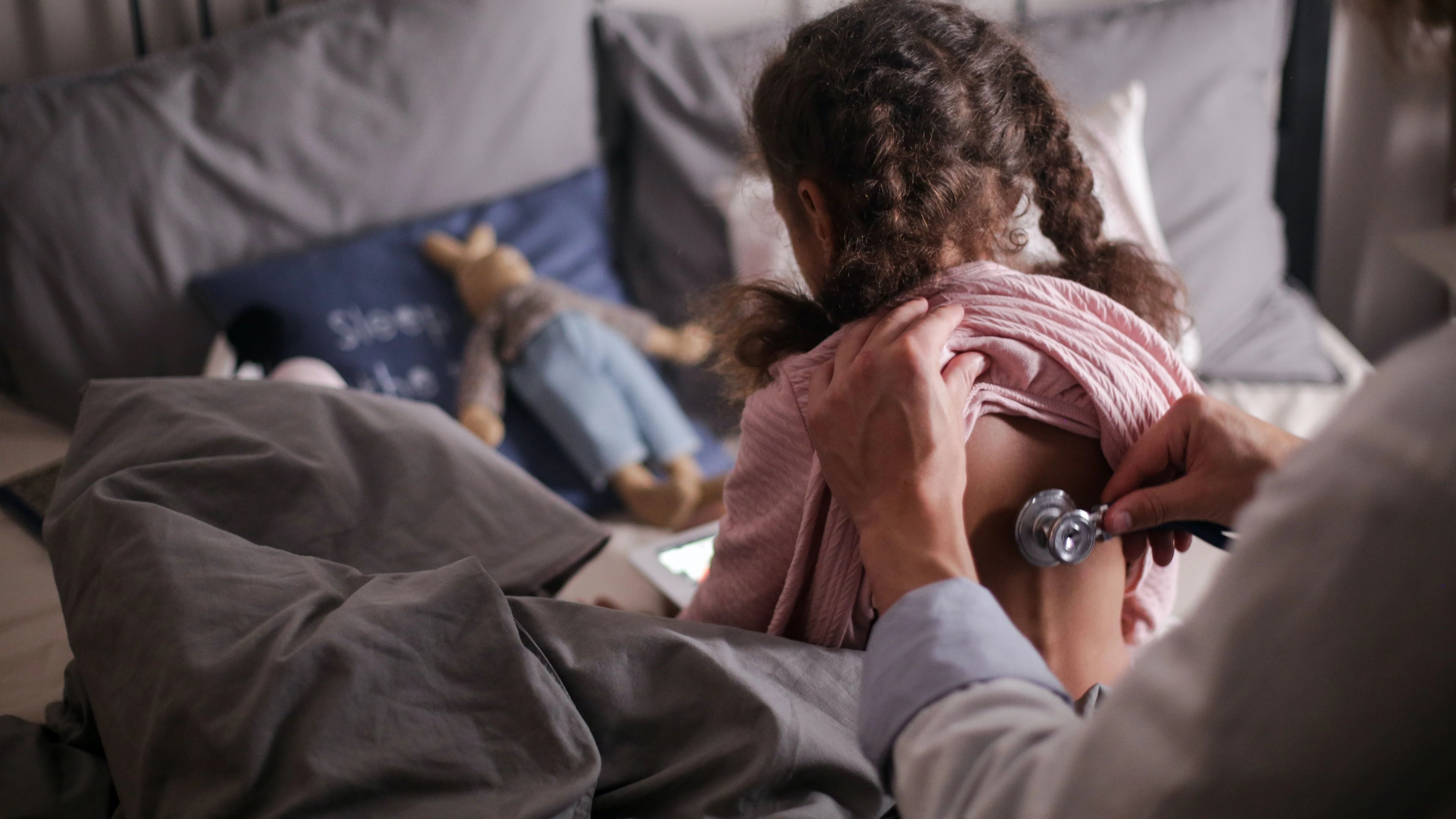 Revisión médica a una niña Revisión médica a una niña