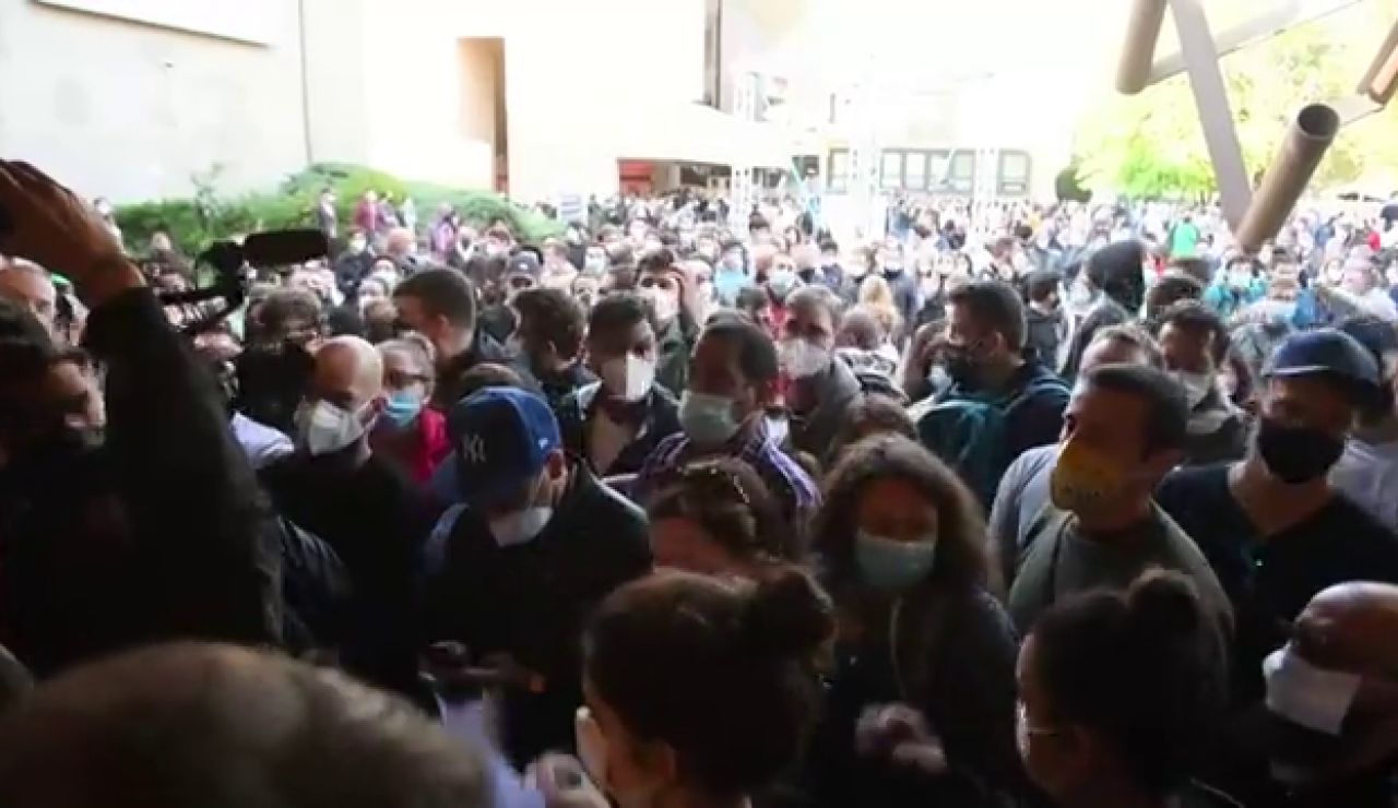 La Policía de Bolonia detiene unos disturbios provocados por jóvenes que esperan para inmunizarse con la vacuna de J&J La Policía de Bolonia detiene unos disturbios provocados por jóvenes que esperan para inmunizarse con la vacuna de J&J