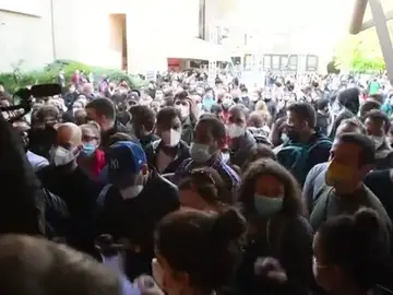 La Policía de Bolonia detiene unos disturbios provocados por jóvenes que esperan para inmunizarse con la vacuna de J&J La Policía de Bolonia detiene unos disturbios provocados por jóvenes que esperan para inmunizarse con la vacuna de J&J
