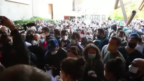 La Policía de Bolonia detiene unos disturbios provocados por jóvenes que esperan para inmunizarse con la vacuna de J&J La Policía de Bolonia detiene unos disturbios provocados por jóvenes que esperan para inmunizarse con la vacuna de J&J