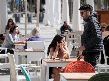 Varias personas en la terraza de un bar en Ibiza