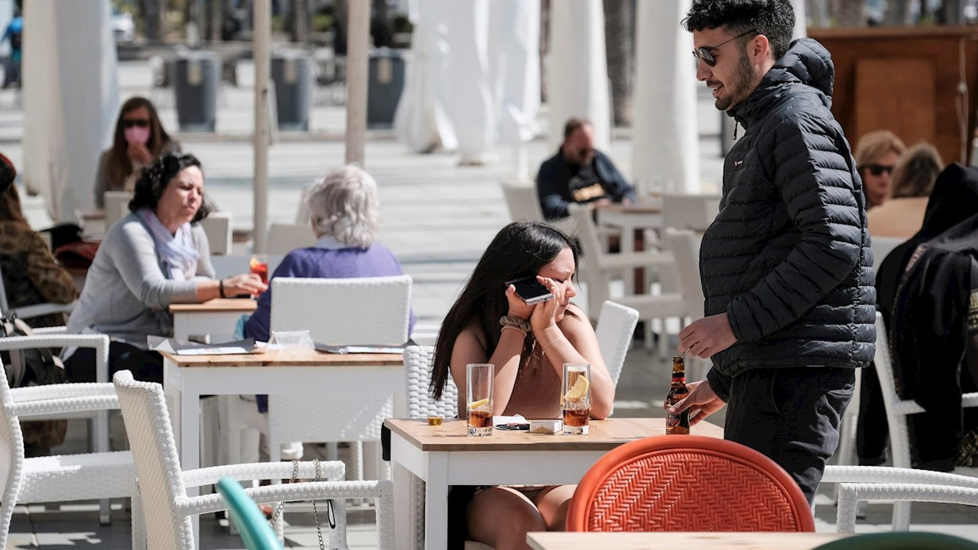 Varias personas en la terraza de un bar en Ibiza