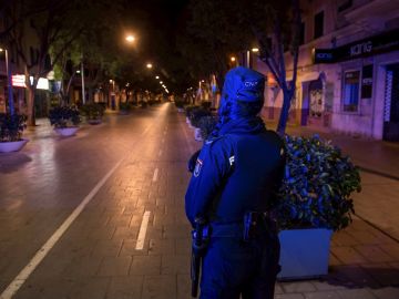 Una patrulla de la Policía Nacional en la céntrica calle Blanquerna de Palma