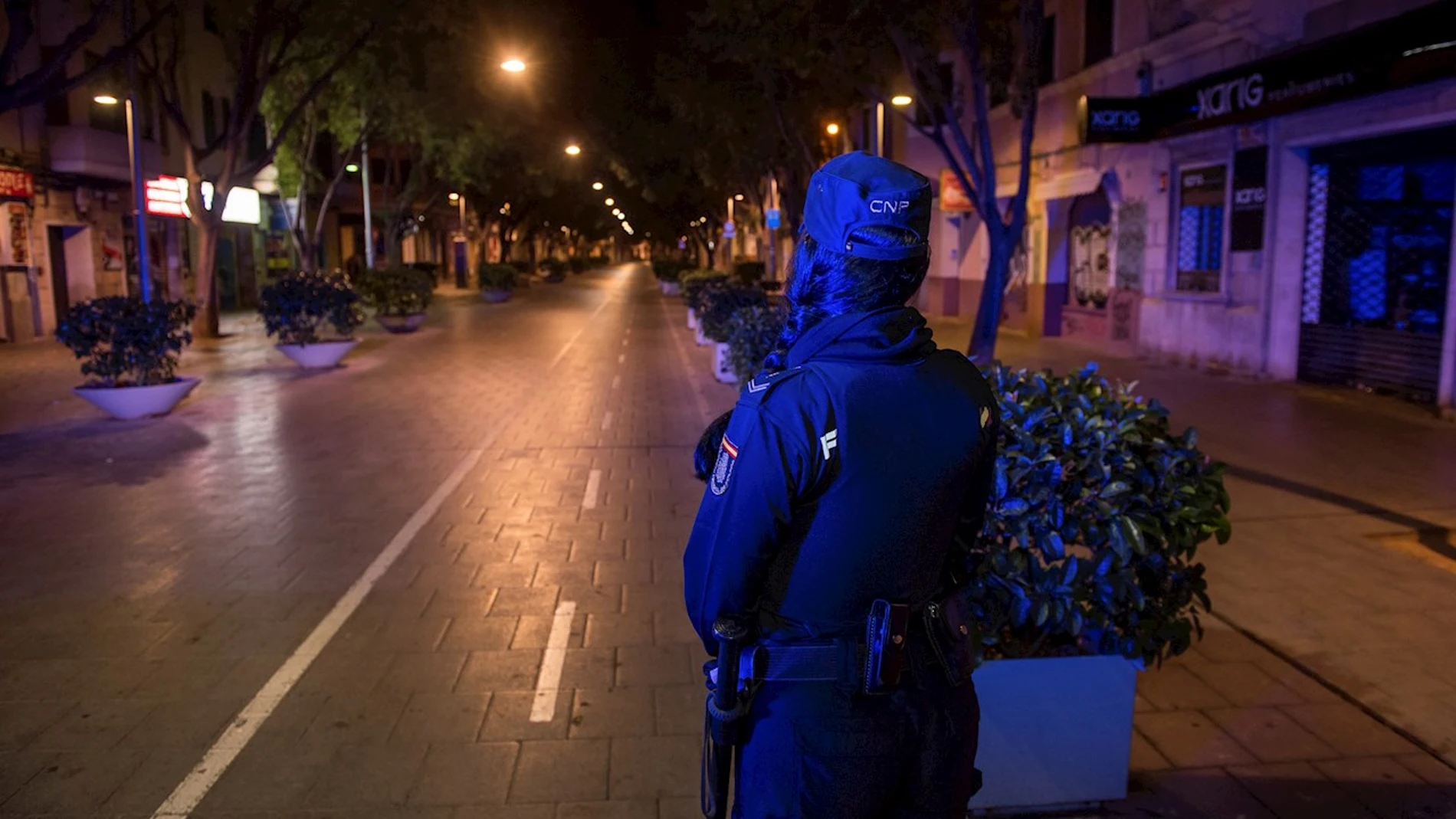 Una patrulla de la Policía Nacional en la céntrica calle Blanquerna de Palma