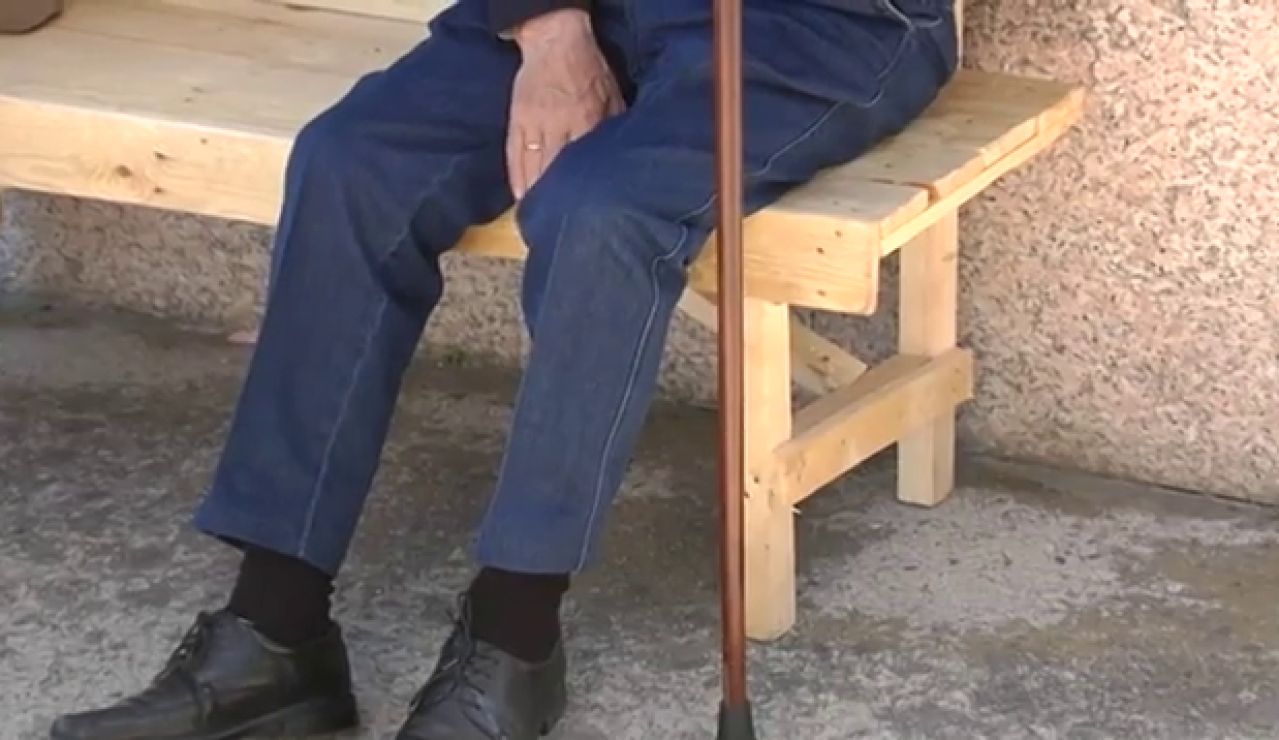 Un gallego de 81 años construye un banco para sus vecinos: “No había bancos y lo hice yo” Un gallego de 81 años construye un banco para sus vecinos: “No había bancos y lo hice yo”