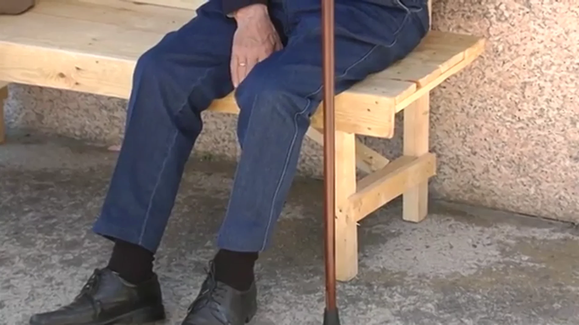 Un gallego de 81 años construye un banco para sus vecinos: “No había bancos y lo hice yo”