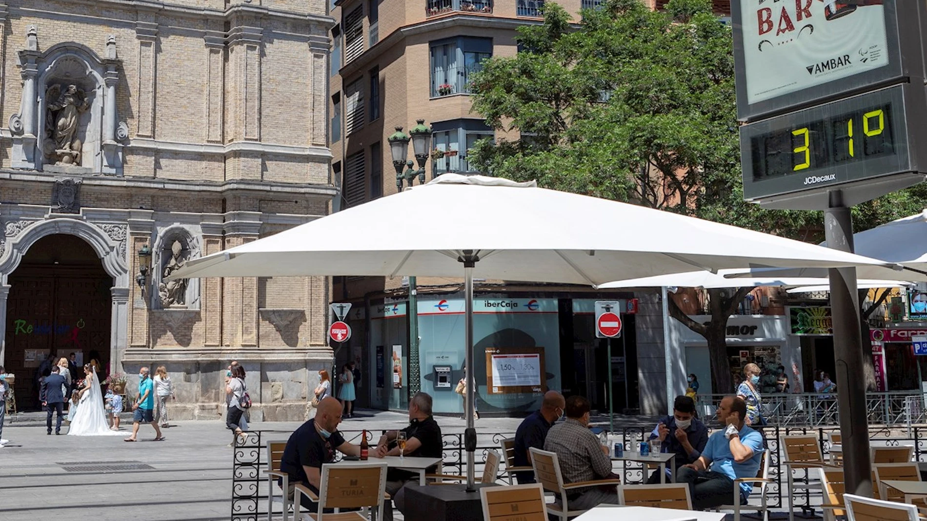 Unos ciudadanos aprovechan el buen tiempo en una terraza en Zaragoza