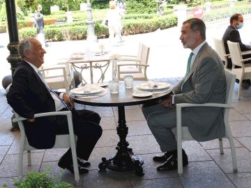 El rey Felipe VI y el presidente portugués, Marcelo Rebelo de Sousa (i), comen en una de las terrazas próximas al Palacio Real