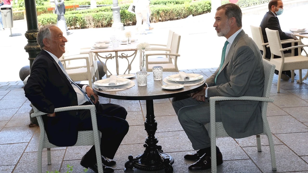 El rey Felipe VI y el presidente portugués, Marcelo Rebelo de Sousa (i), comen en una de las terrazas próximas al Palacio Real El rey Felipe VI y el presidente portugués, Marcelo Rebelo de Sousa (i), comen en una de las terrazas próximas al Palacio Real
