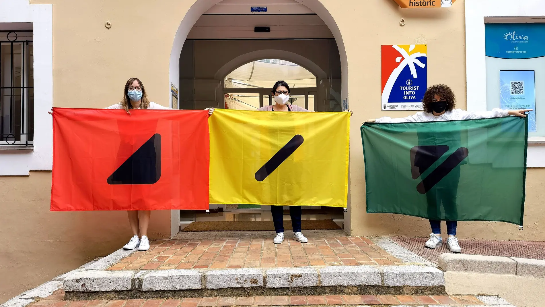 Autorización Deportista Bajo mandato Oliva incluye símbolos en las banderas de sus playas para que los  daltónicos puedan distinguirlas