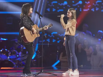 Vanesa Martín y Carla Aucejo brillan con una bonita versión improvisada de ‘Complicidad’ en ‘La Voz Kids’ Vanesa Martín y Carla Aucejo brillan con una bonita versión improvisada de ‘Complicidad’ en ‘La Voz Kids’