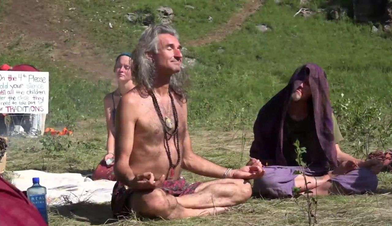 El Gobierno de La Rioja estudia desalojar un campamento nudista hippie de unas 200 personas El Gobierno de La Rioja estudia desalojar un campamento nudista hippie de unas 200 personas