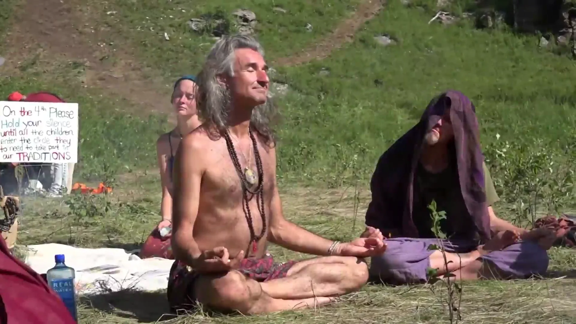 El Gobierno de La Rioja estudia desalojar un campamento nudista hippie de unas 200 personas