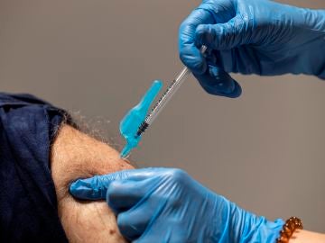 Imagen de archivo de un hombre recibiendo una vacuna.