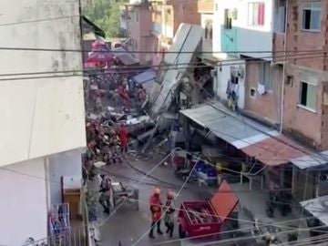 Derrumbe en un edifico de una favela en Brasil 