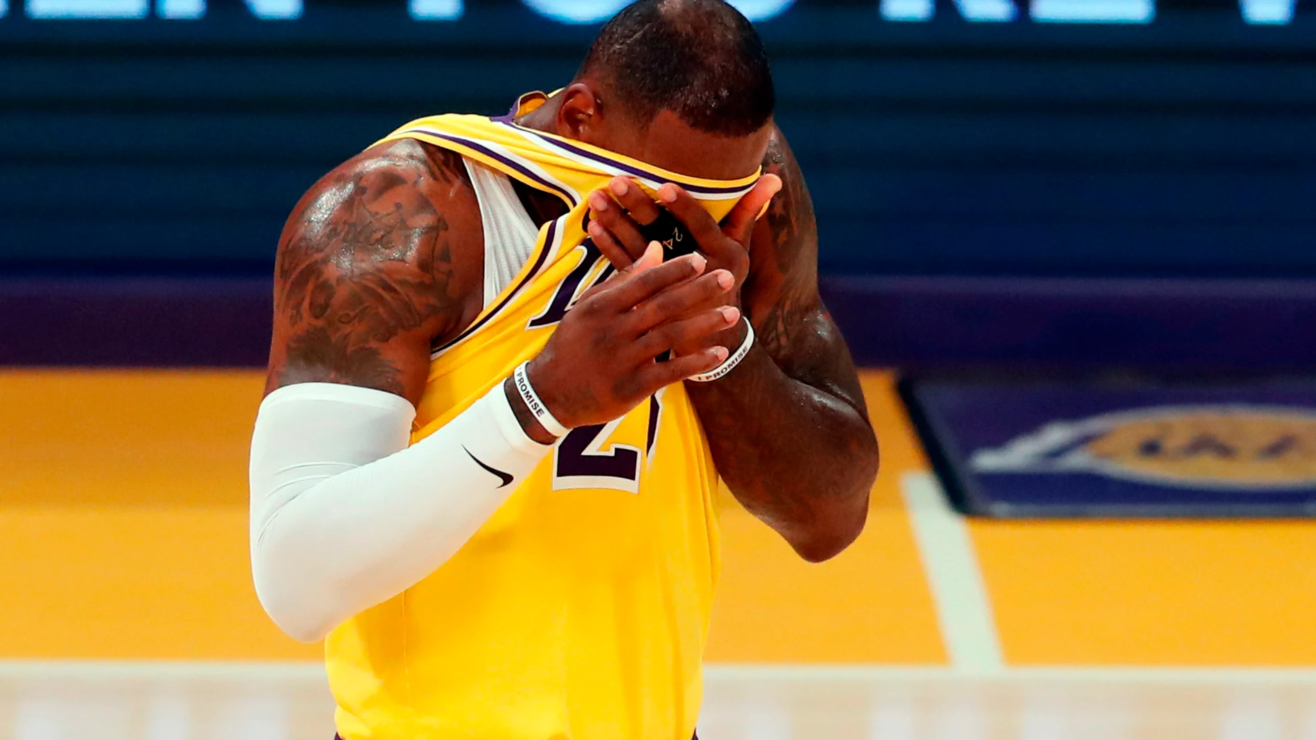 LeBron James y los Lakers caen eliminados en la primera ronda de Playoffs ante los Suns