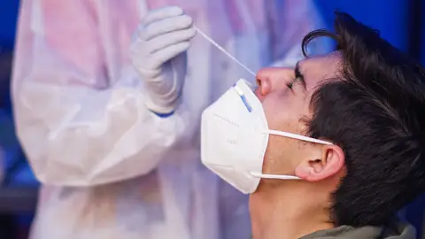 Un joven recibe una prueba PCR Coronavirus