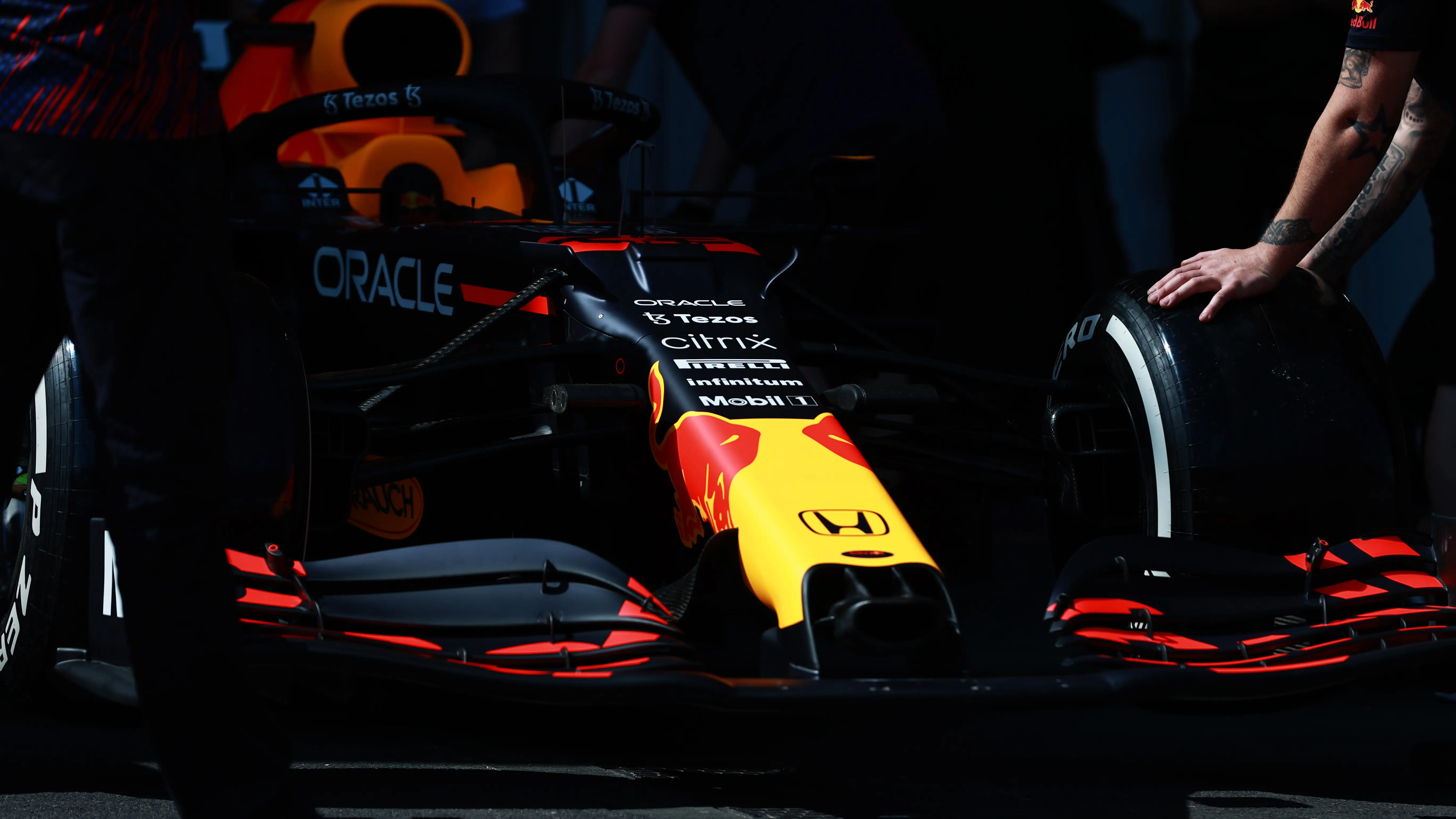 Verstappen lidera los primeros libres en el GP de Azerbaiyán con Sainz 3º y Alonso 9º Verstappen lidera los primeros libres en el GP de Azerbaiyán con Sainz 3º y Alonso 9º