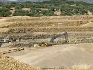 Buscan a un hombre que quedó sepultado mientras trabajaba. Buscan a un hombre que quedó sepultado mientras trabajaba.