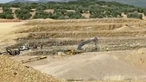 Buscan a un hombre que quedó sepultado mientras trabajaba. Buscan a un hombre que quedó sepultado mientras trabajaba.