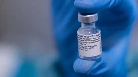 Vial de la vacuna de Pfizer (Archivo) Vial de la vacuna de Pfizer (Archivo)