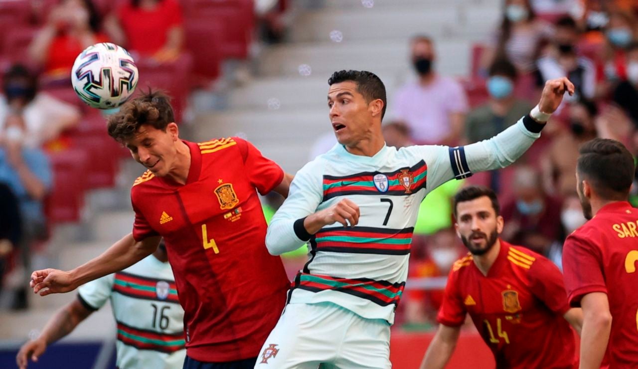 Pau Torres despeja un balón ante la presencia de Cristiano Ronaldo Pau Torres despeja un balón ante la presencia de Cristiano Ronaldo