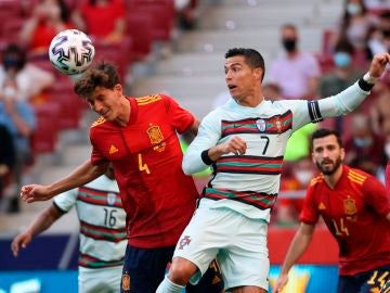 Pau Torres despeja un balón ante la presencia de Cristiano Ronaldo