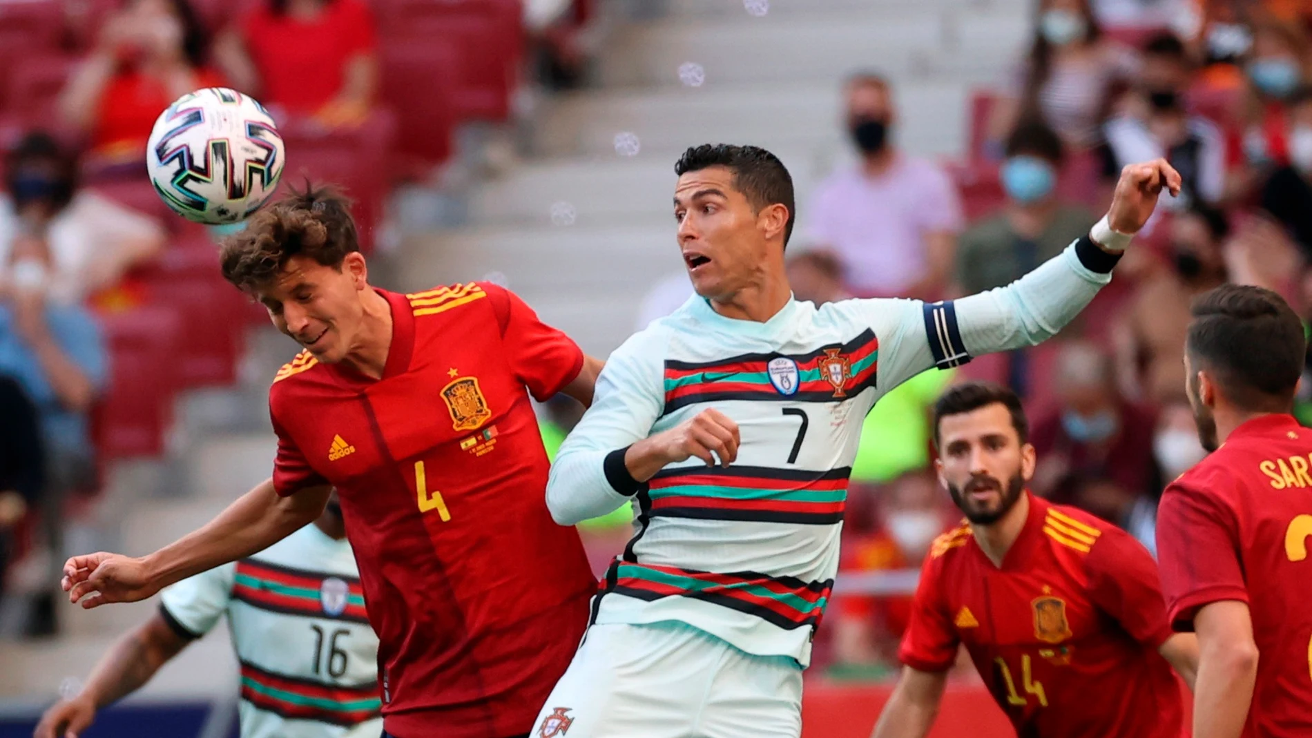 Pau Torres despeja un balón ante la presencia de Cristiano Ronaldo
