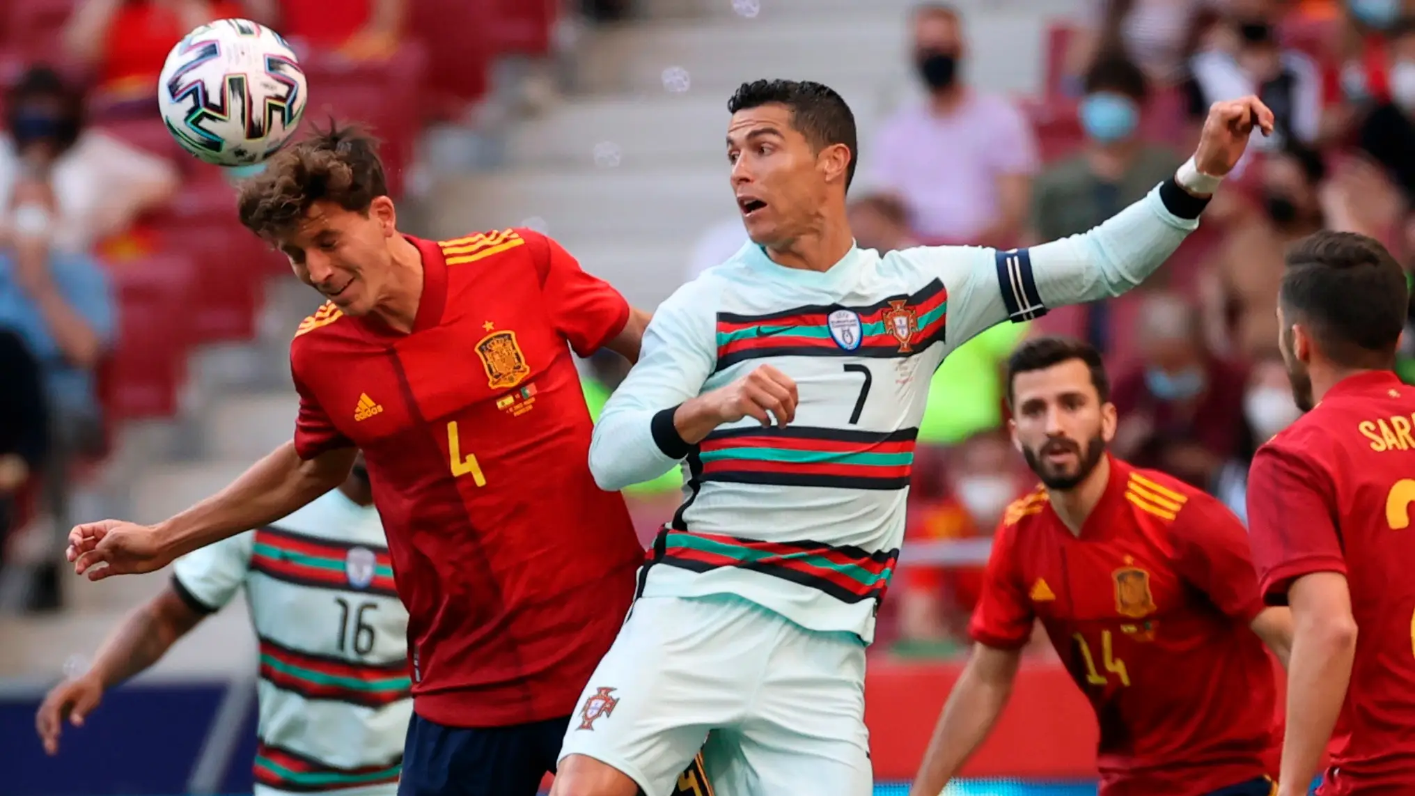 Pau Torres despeja un balón ante la presencia de Cristiano Ronaldo Pau Torres despeja un balón ante la presencia de Cristiano Ronaldo