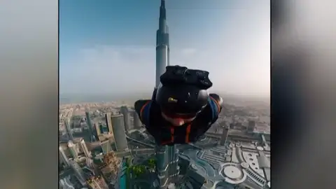 Increíble salto desde el Burj Khalifa Increíble salto desde el Burj Khalifa