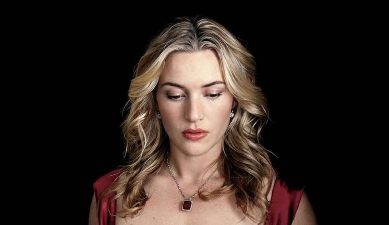 Kate Winslet se rebela contra la industria cinematográfica y se niega a que retoquen su tripa Kate Winslet se rebela contra la industria cinematográfica y se niega a que retoquen su tripa
