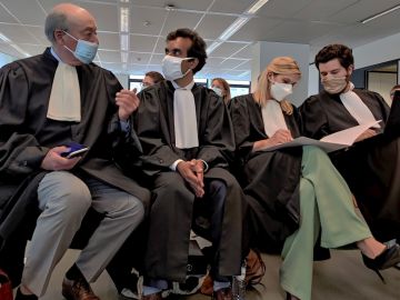 El abogado que lidera la defensa de la Unión Europea (UE), Rafael Jaffareli (2i), fotografiado junto a su equipo este viernes en la audiencia en la que el tribunal de primera instancia de Bruselas (Bélgica) ha dejado visto para sentencia el juicio rápido que opone a la Unión Europea contra AstraZeneca por el retraso en las entregas de su vacuna contra la Covid-19