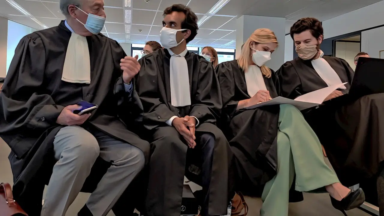 El abogado que lidera la defensa de la Uni&oacute;n Europea (UE), Rafael Jaffareli (2i), fotografiado junto a su equipo este viernes en la audiencia en la que el tribunal de primera instancia de Bruselas (B&eacute;lgica) ha dejado visto para sentencia el juicio r&aacute;pido que opone a la Uni&oacute;n Europea contra AstraZeneca por el retraso en las entregas de su vacuna contra la Covid-19