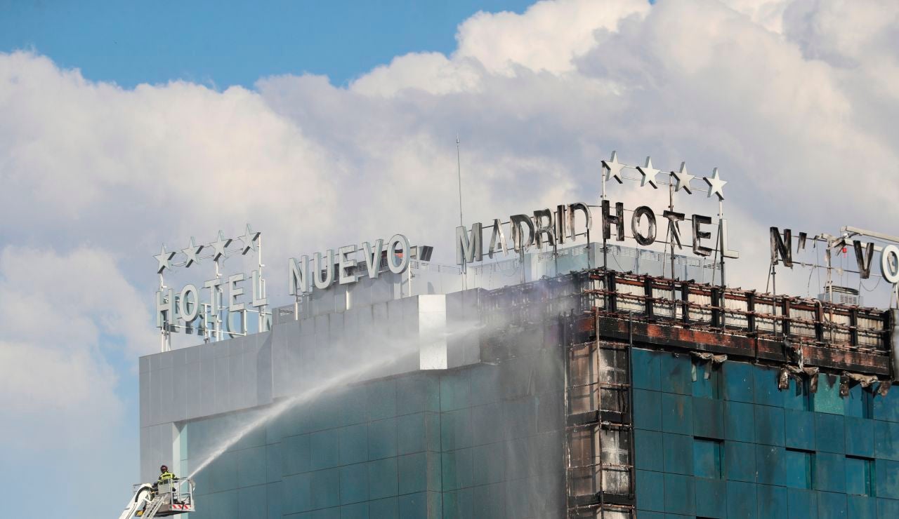 Bomberos extinguen las llamas tras un aparatoso incendio en el Hotel Nuevo Madrid Bomberos extinguen las llamas tras un aparatoso incendio en el Hotel Nuevo Madrid
