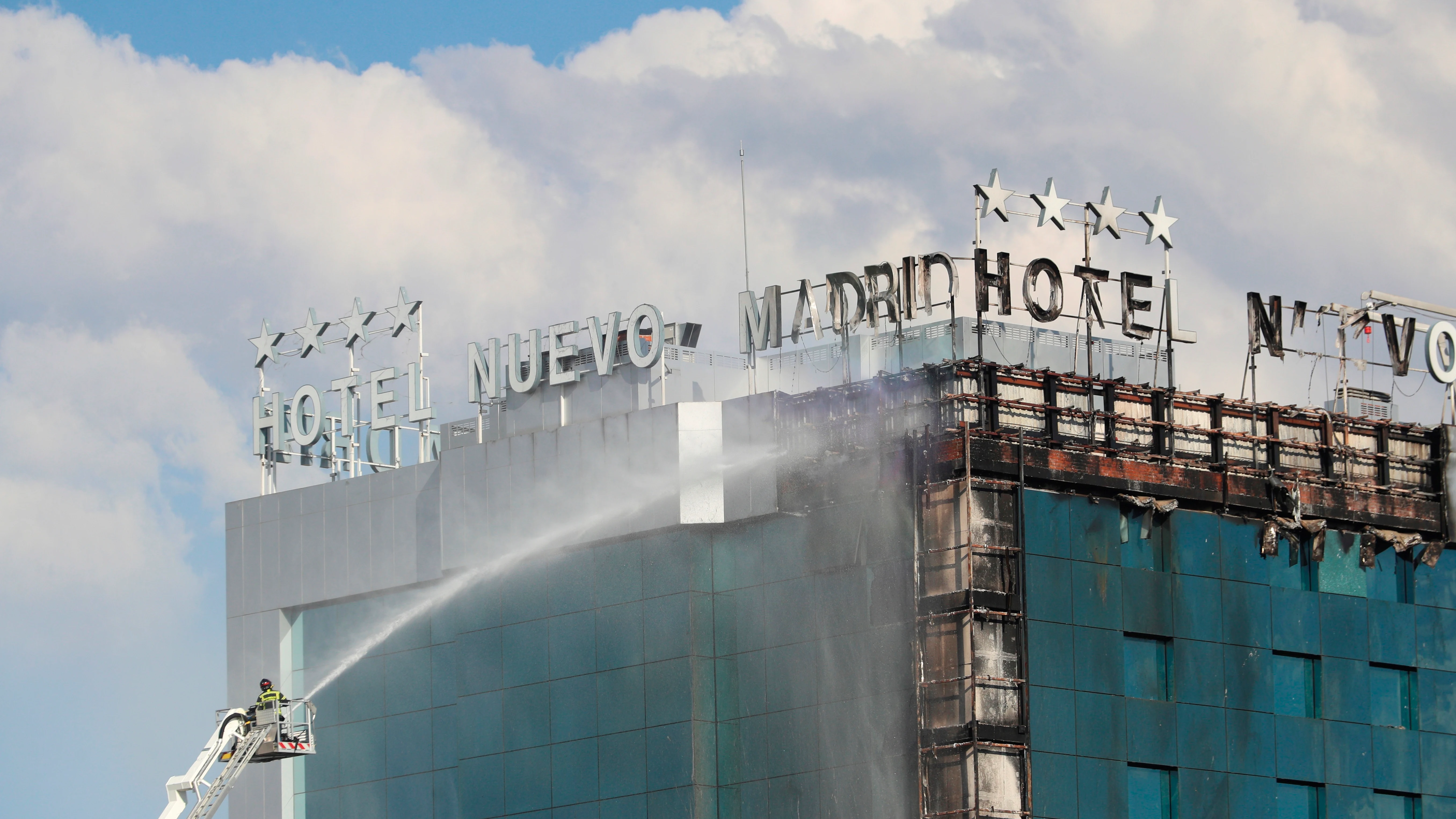 Bomberos extinguen las llamas tras un aparatoso incendio en el Hotel Nuevo Madrid Bomberos extinguen las llamas tras un aparatoso incendio en el Hotel Nuevo Madrid