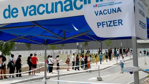 Cola formada a la entrada del Hospital Zendal de Madrid. Cola formada a la entrada del Hospital Zendal de Madrid.