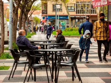Varios clientes toman café en una terraza de un bar de Vitoria Varios clientes toman café en una terraza de un bar de Vitoria