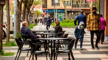 Varios clientes toman café en una terraza de un bar de Vitoria Varios clientes toman café en una terraza de un bar de Vitoria