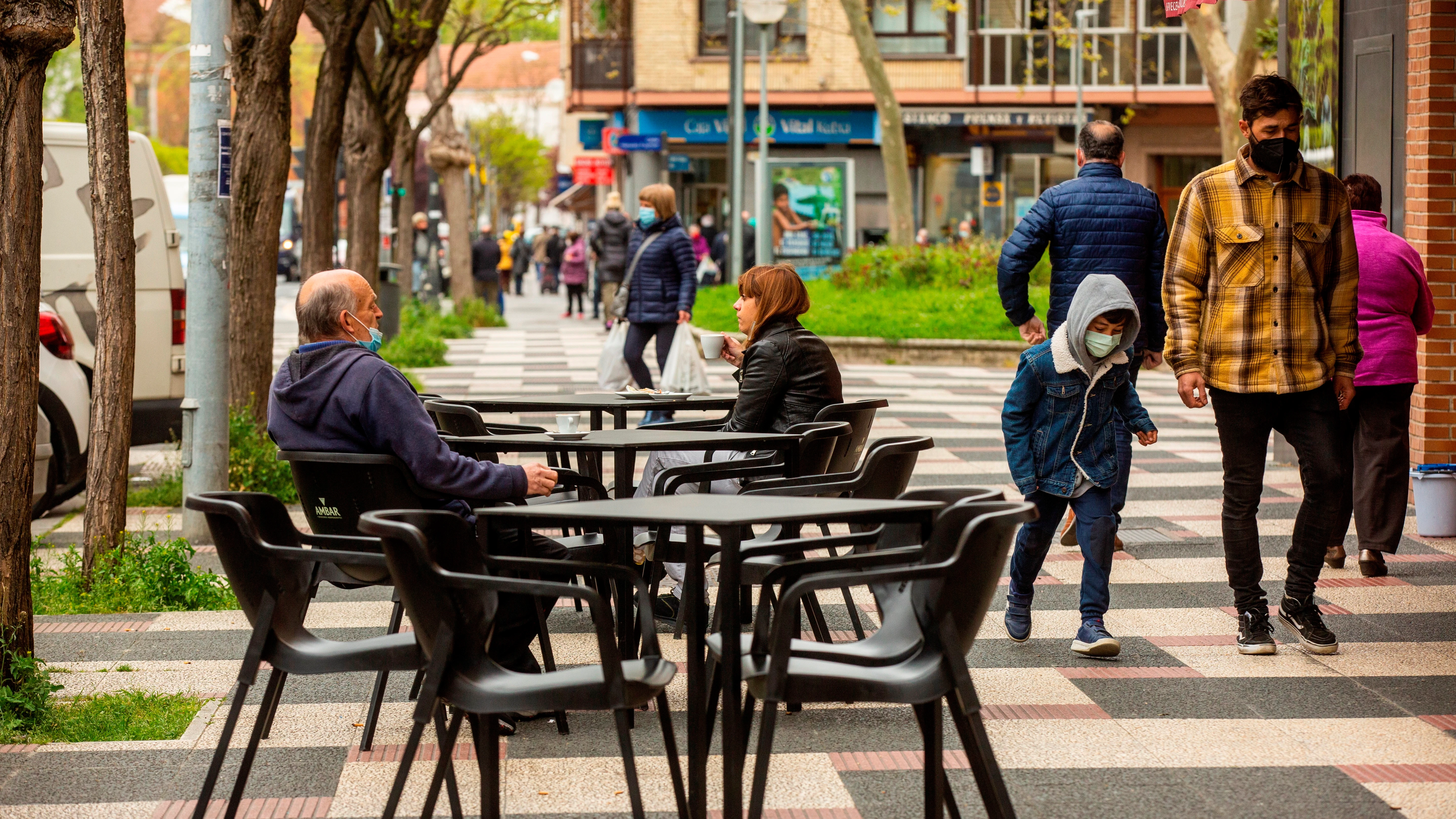 Varios clientes toman caf&eacute; en una terraza de un bar de Vitoria